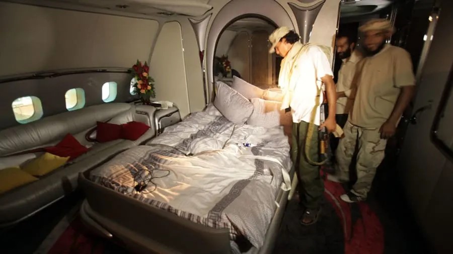 الطائرة عند سيطرة المسلحين عليها في ليبيا 