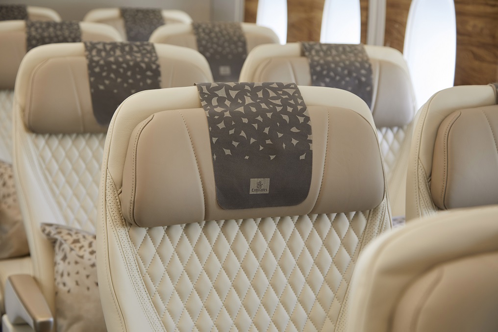 طيران الإمارات تعرض مقعد "السياحية الممتازة" بسوق السفر العربي